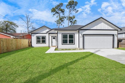 8223 Woodlyn Rd, Houston, TX, 77028-1531 | Card Image