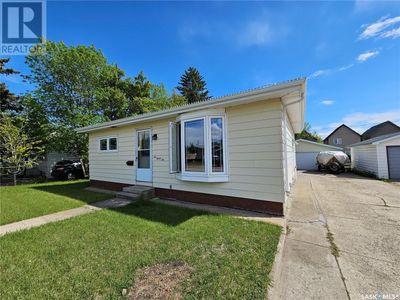 1031 Montgomery St, House other with 2 bedrooms, 1 bathrooms and null parking in Moose Jaw SK | Image 1