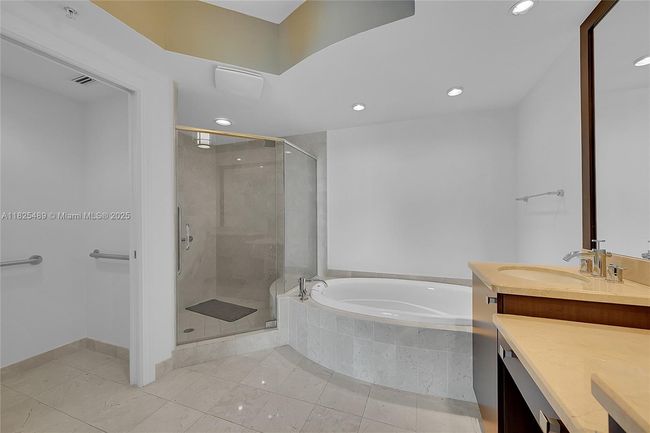 APT-1211 - 1 N Ocean Blvd, Condo with 2 bedrooms, 2 bathrooms and null parking in Pompano Beach FL | Image 20