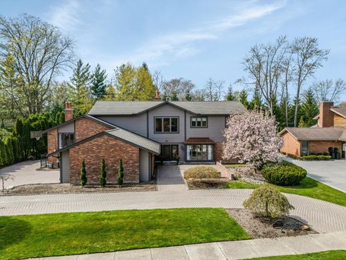 71 Woodland Shores Dr, Grosse Pointe Shores, MI, 48236-2633 | Card Image