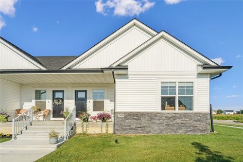 2488 Bluegrass St, Marion, IA, 52302-6004 | Card Image