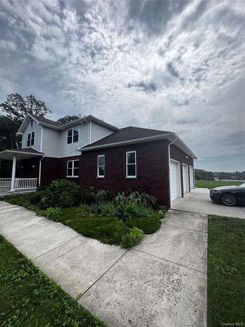 6 Mastro Rd, Baiting Hollow, NY, 11933-2314 | Card Image