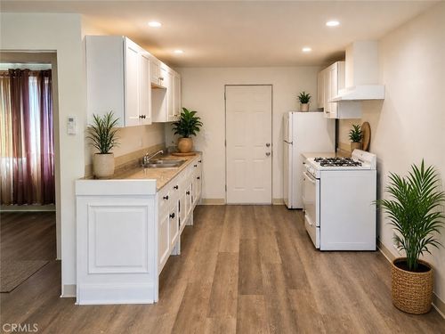 12-6911 Baird, Reseda, CA, 91335 | Card Image