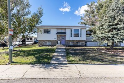 2166 Hatcher Dr Ne, House detached with 5 bedrooms, 2 bathrooms and 4 parking in Medicine Hat AB | Image 1