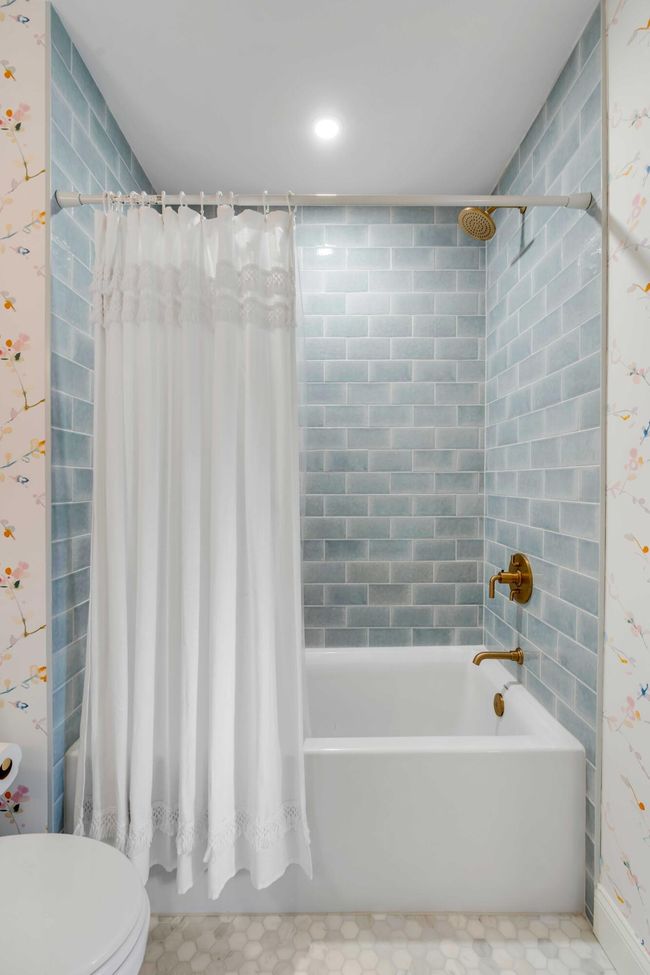 guest shower | Image 32