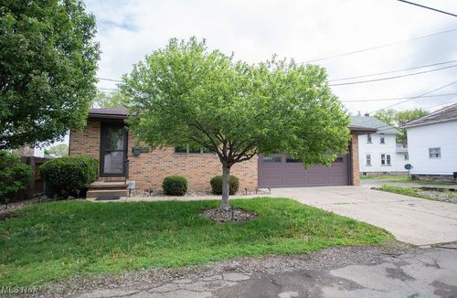 331 Allen Ln Sw, New Philadelphia, OH, 44663-2143 | Card Image