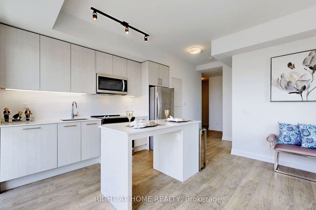 1012 - 286 Main St, Condo with 2 bedrooms, 2 bathrooms and null parking in Toronto ON | Image 8