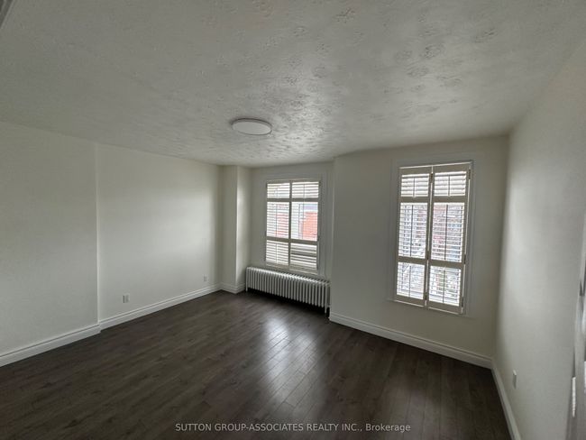 195 Montrose Ave, House attached with 3 bedrooms, 2 bathrooms and null parking in Toronto ON | Image 23