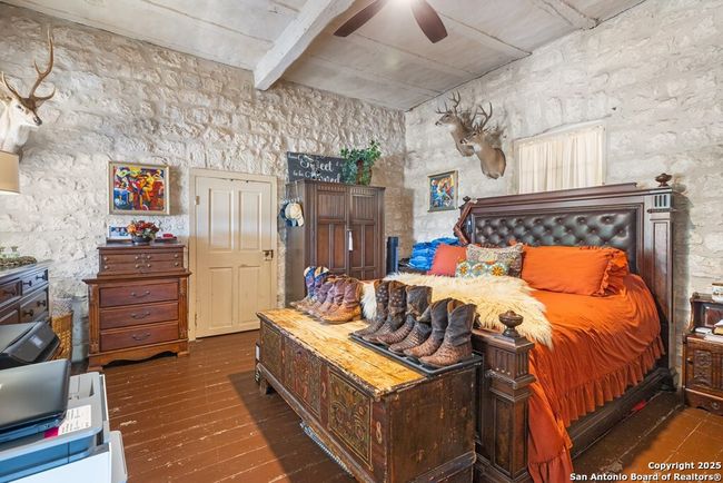 MAIN HOUSE BEDROOM | Image 21