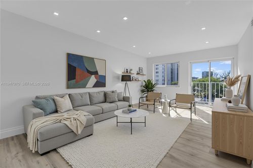 402-7925 Carlyle Ave, Miami Beach, FL, 33141-1985 | Card Image