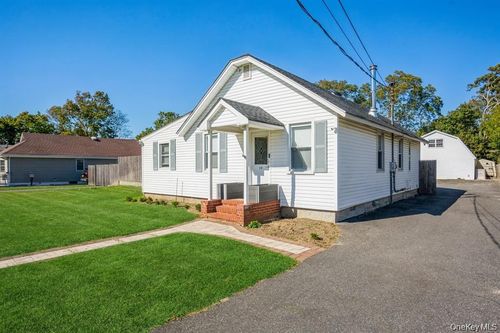 29 Robert St, Patchogue, NY, 11772-2922 | Card Image