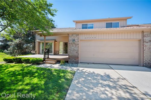 37440 N Laurel Park Dr, Livonia, MI, 48152-2657 | Card Image