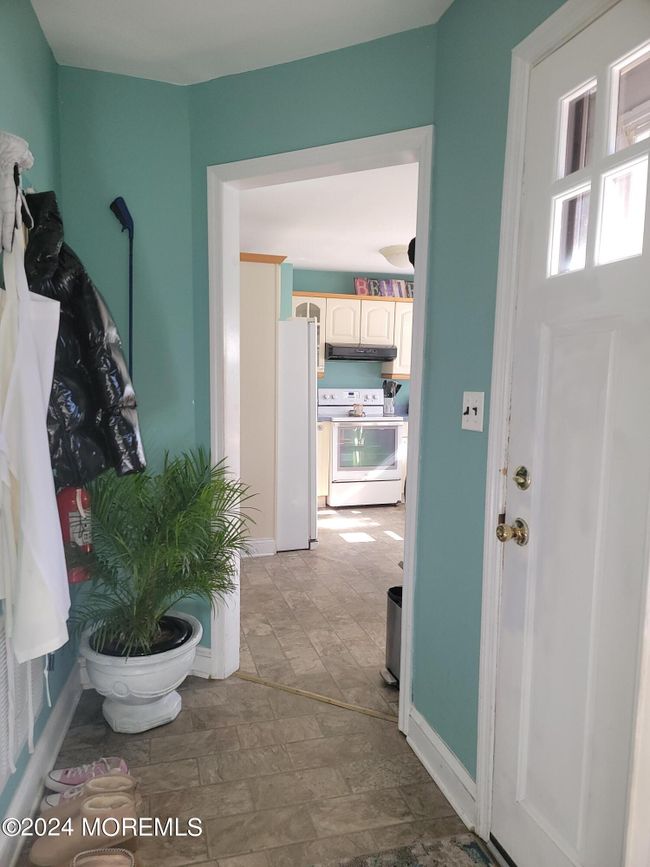 MUD ROOM SIDE ENTRANCE FROM DRIVEWAY | Image 19