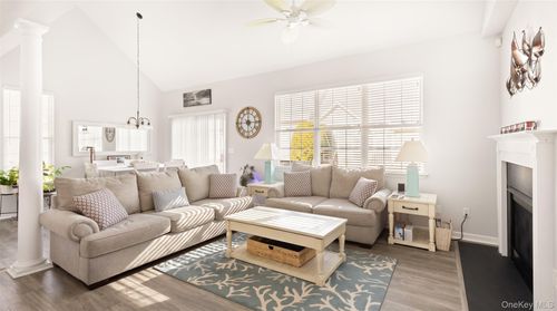 6 Halley Ln, Miller Place, NY, 11764-2457 | Card Image