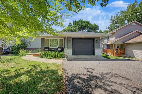 2725 Parkview Blvd, Robbinsdale, MN, 55422-3748 | Card Image