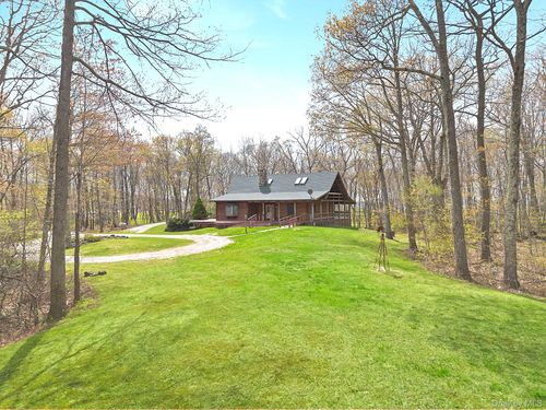 117 S Quaker Hill Rd, Pawling, NY, 12564-3423 | Card Image