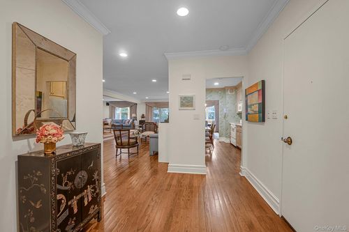 ph-11-1 Kensington Gate, Great Neck, NY, 11021-1220 | Card Image