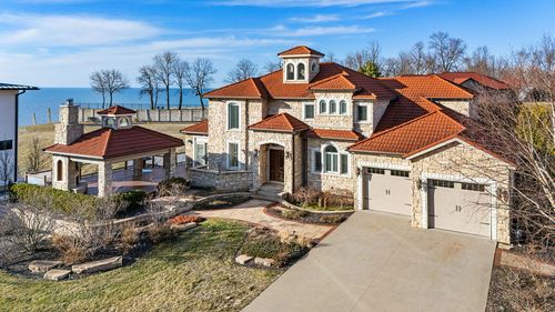 651 Sul Lago S, Benton Harbor, MI, 49022-2676 | Card Image