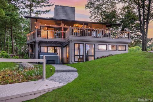 2380 Islanders Way, Gladwin, MI, 48624-8506 | Card Image
