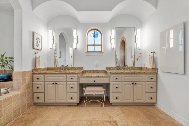 Full bath with vanity and a bathtub | Image 18