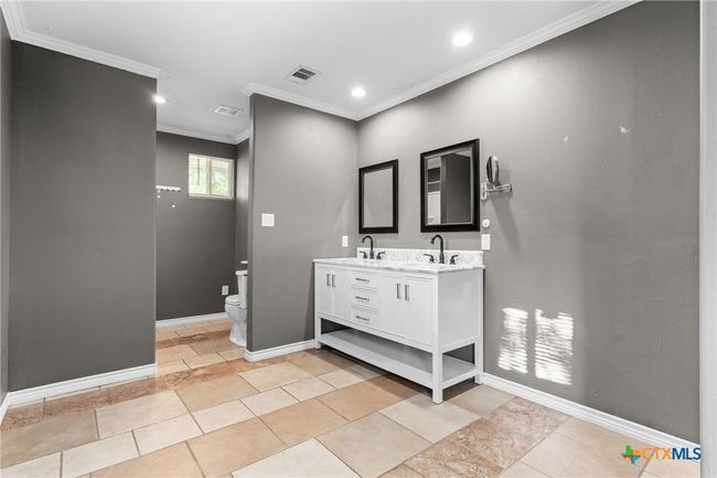 Primary Bathroom | Image 12