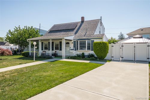 41 Andrew Ln, Levittown, NY, 11756-1901 | Card Image