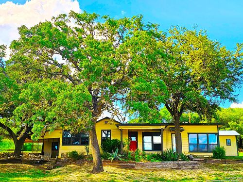 11266 Park Road 37, Lakehills, TX, 78063-7043 | Card Image
