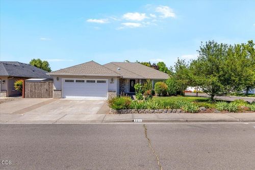 3511 Blue Blossom Dr, Medford, OR, 97504-9633 | Card Image