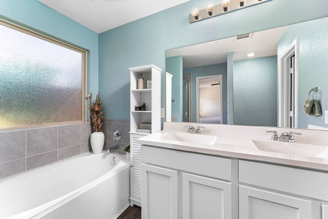 Primary bath with dual sinks | Image 15