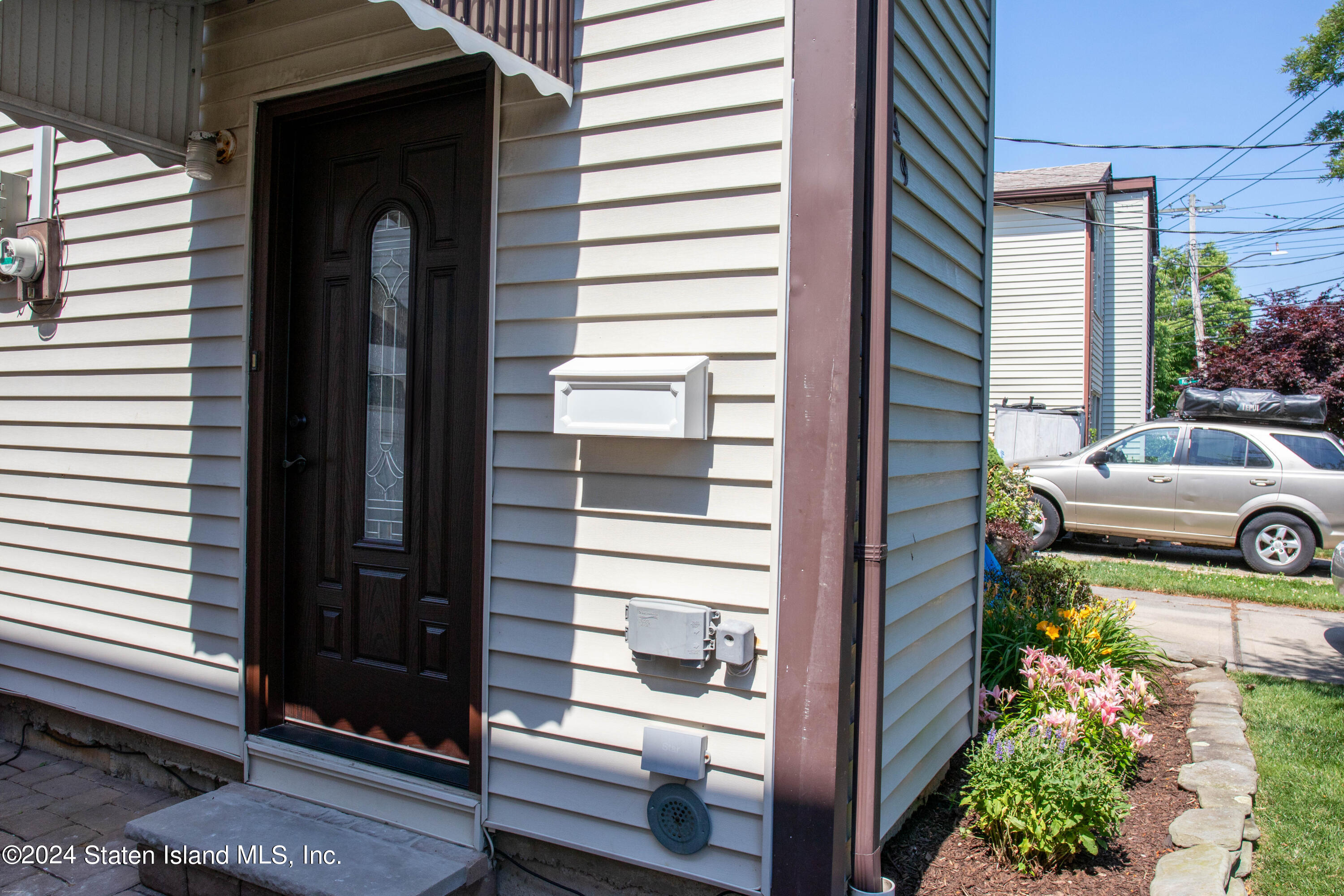 Robin Rd, Staten Island, NY 10305