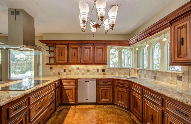 Pleanty of storage and counter space. | Image 21