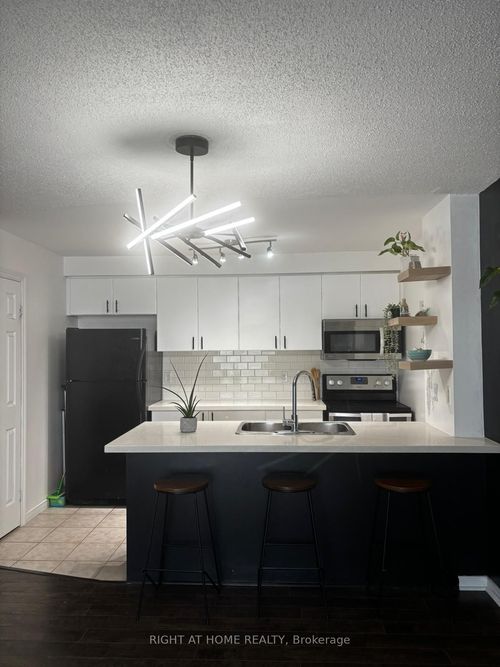 302-91 Aspen Springs Dr, Clarington, ON, L1C5J9 | Card Image