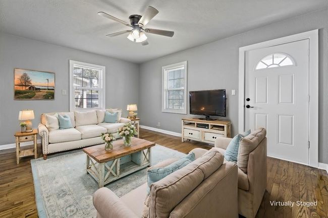 915 E Hanna St, House other with 3 bedrooms, 2 bathrooms and 2 parking in Calvert TX | Image 4