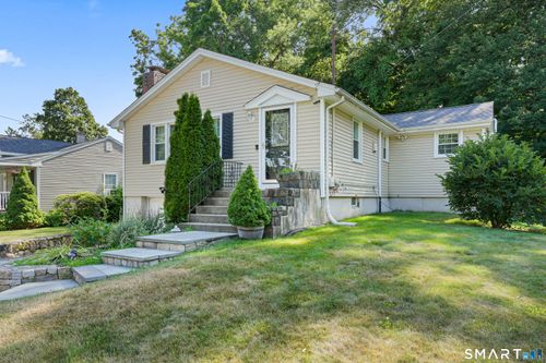 217 Macon Dr, Bridgeport, CT, 06606-1609 | Card Image