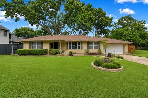 3056 Primrose Ln, Farmers Branch, TX, 75234-6439 | Card Image