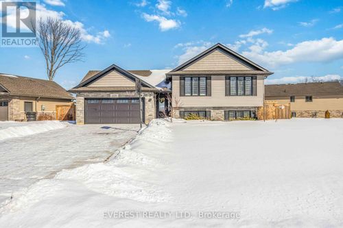 668 Winners Cir, Corunna, ON, N0N1G0 | Card Image