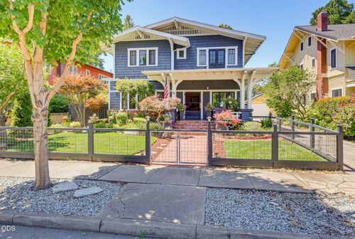 19 Geneva St, Medford, OR, 97504-7109 | Card Image