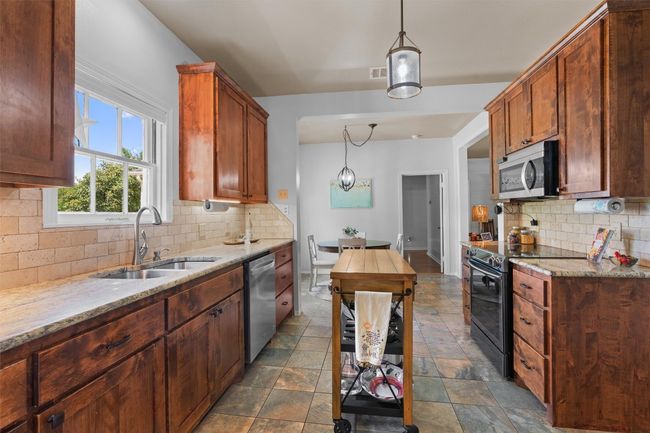 1922 W Lake Dr, House other with 3 bedrooms, 2 bathrooms and 6 parking in Taylor TX | Image 18