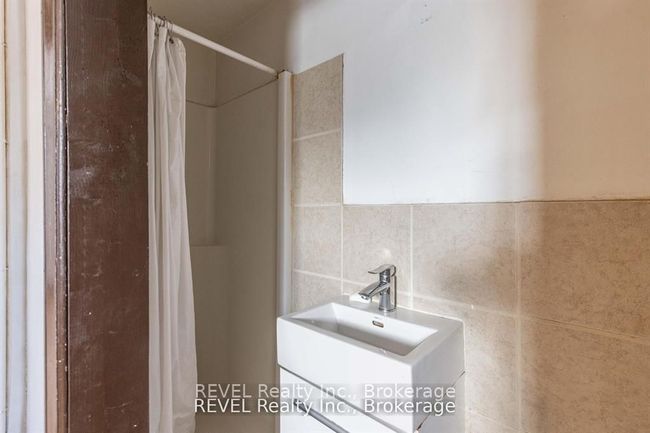 92 1/2 Welland Ave, Home with 3 bedrooms, 2 bathrooms and 2 parking in Saint Catharines ON | Image 8