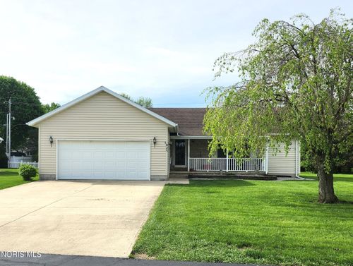 825 Oak Ridge Dr, Fostoria, OH, 44830-1590 | Card Image