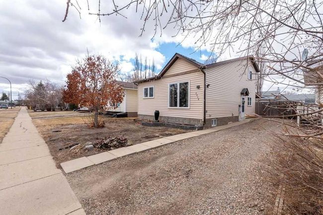 2816 45 Avenue, Home with 3 bedrooms, 2 bathrooms and 2 parking in Lloydminster SK | Image 3