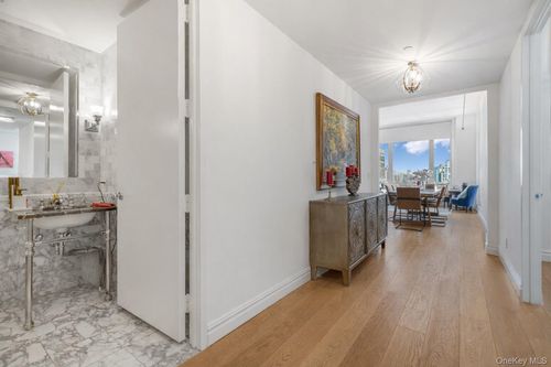 25d-401 E 60th Street, New York, NY, 10022 | Card Image