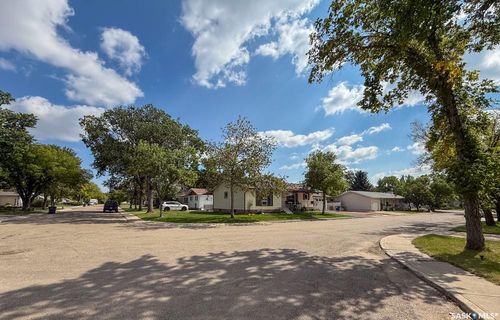568 Poplar Cres, Shaunavon, SK, S0N2M0 | Card Image