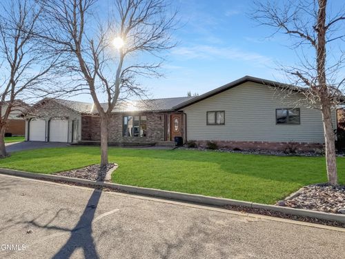 102 9th Ave Se, Crosby, ND, 58730-3368 | Card Image
