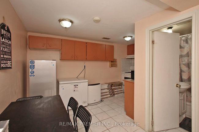 36 Newlin Cres, House attached with 5 bedrooms, 3 bathrooms and 4 parking in North York ON | Image 21