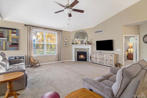 1400 Oakcrest Rd, Howell, MI, 48843-8494 | Card Image