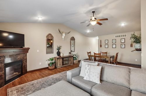 1542 Red Oak Dr, North Liberty, IA, 52317-7800 | Card Image