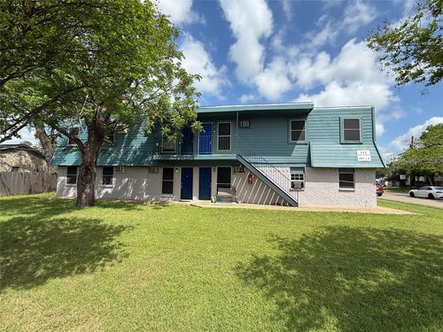 111 E Rogers St, Arlington, TX, 76011-7182 | Card Image