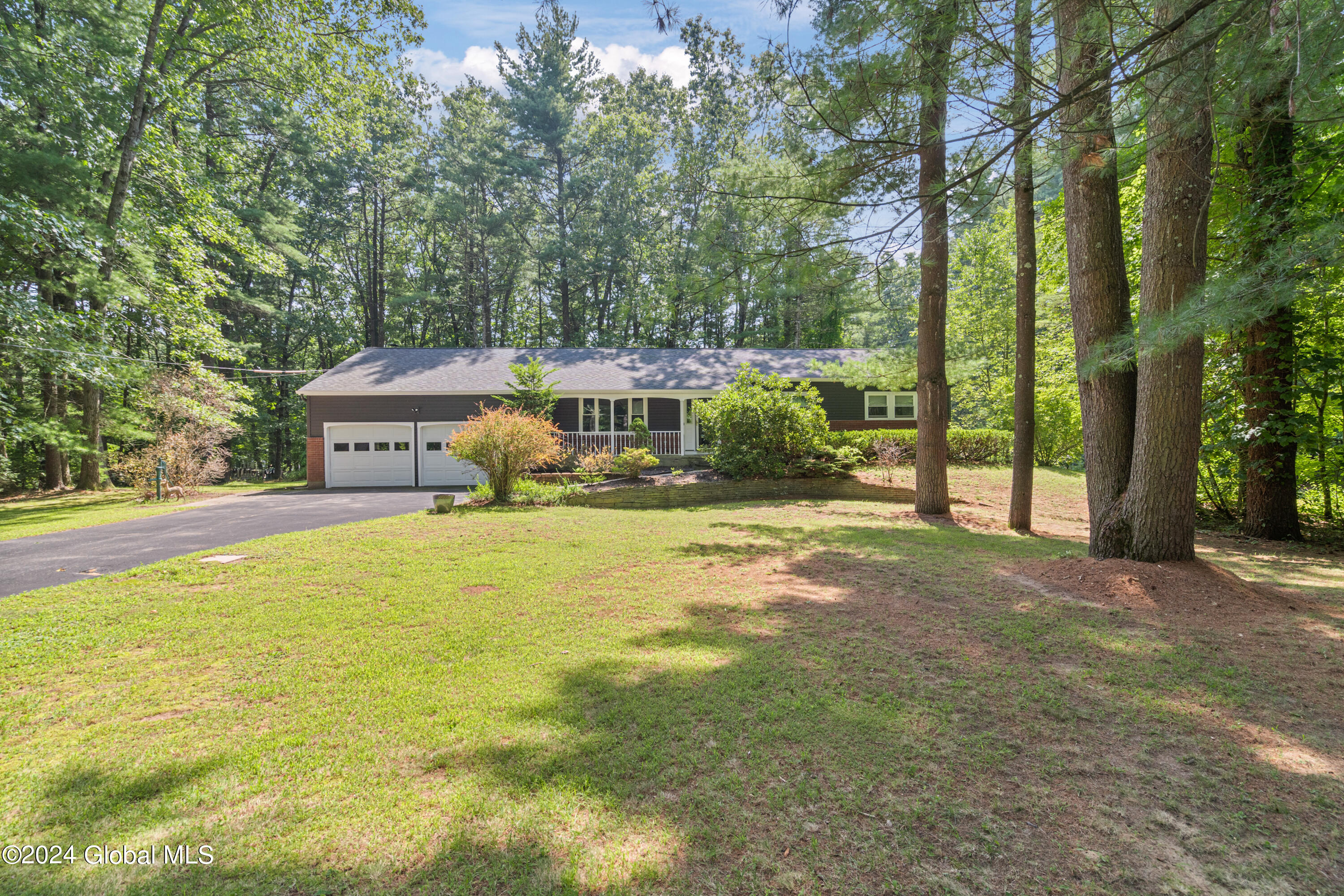Woodridge Ct, Ballston Lake, NY 12019