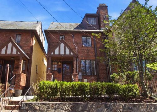 8 Parkway Dr, Pelham, NY, 10803-1809 | Card Image